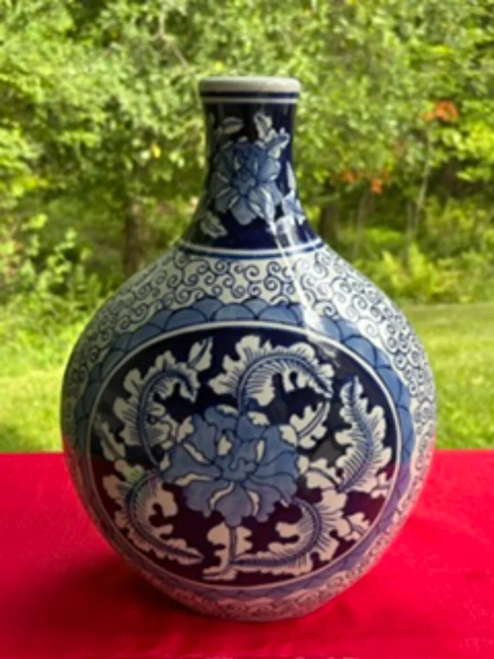 Stunning Porcelain Chinoiserie Vase